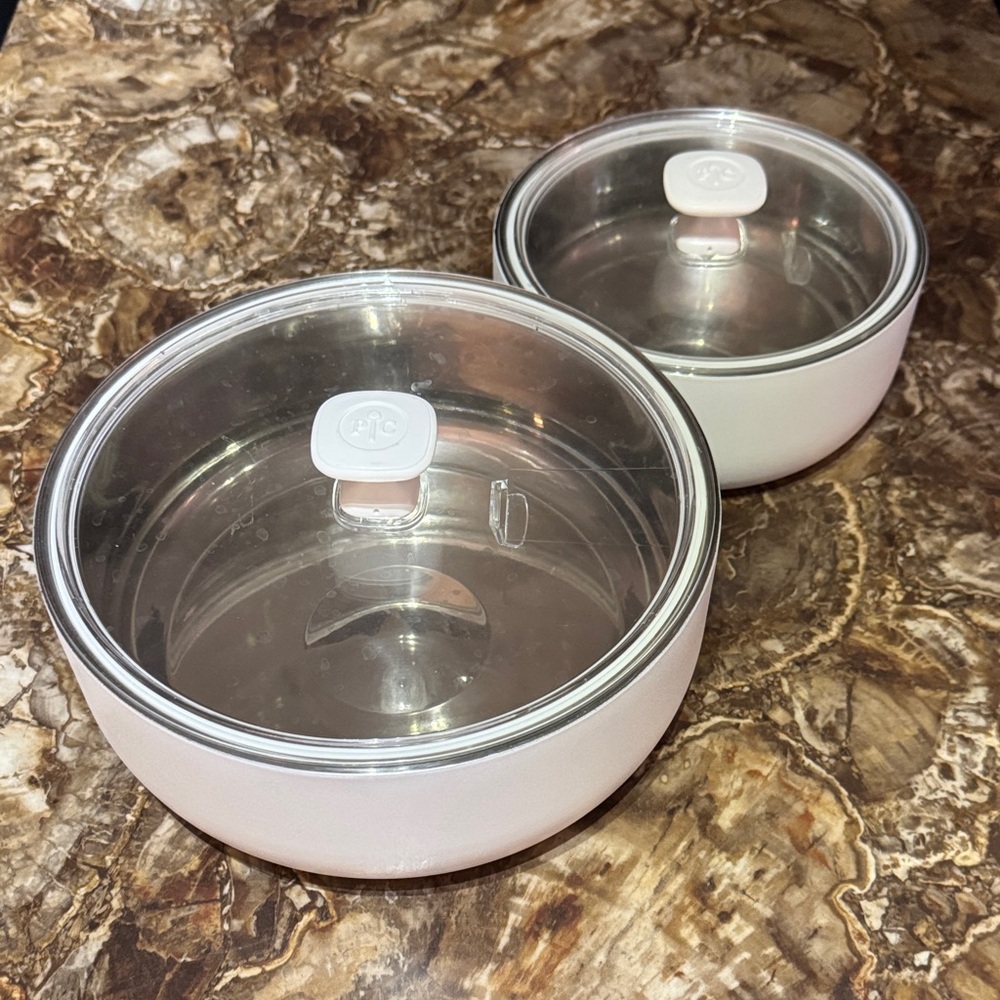 Pampered Chef White hot/cold storage with lids
